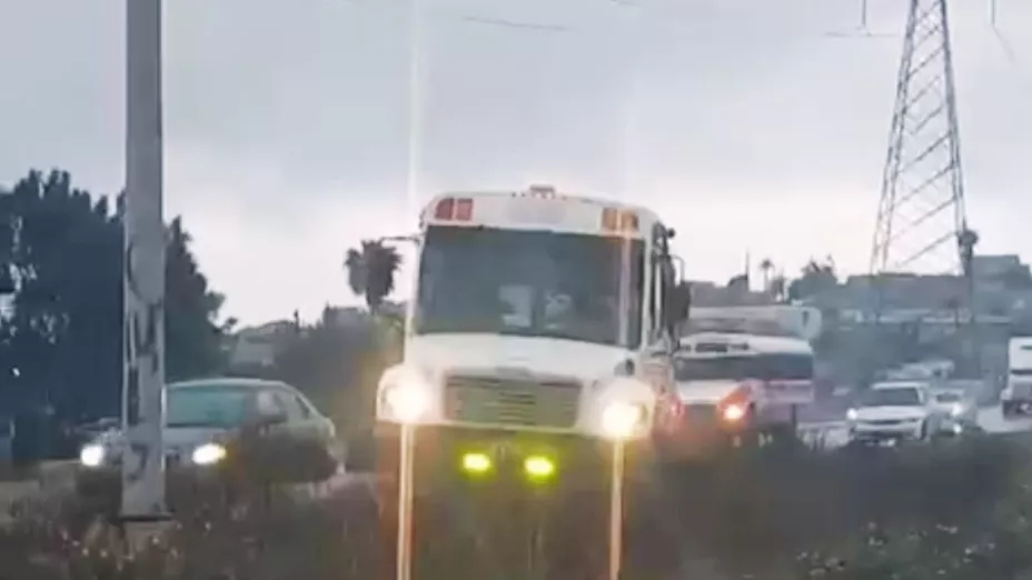 Camión varado en camellón de Tijuana hoy 28 de abril de 2025