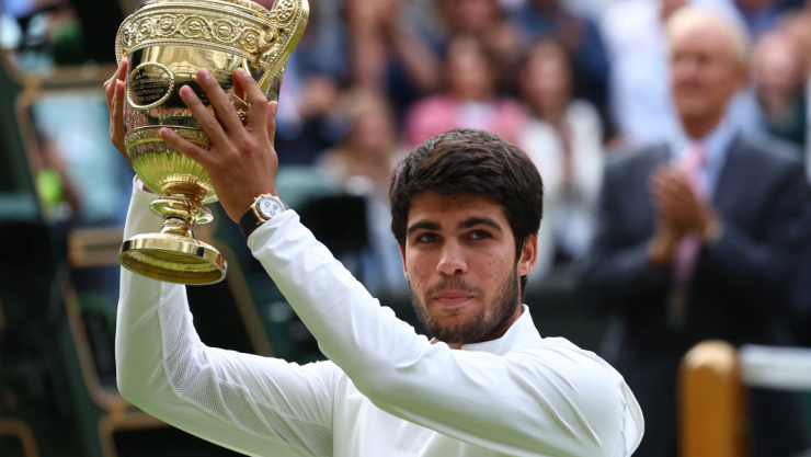 Carlos Alcaraz con el trofeo de Wimbledon