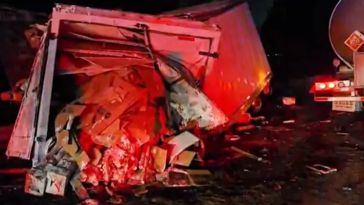 Personas prensadas en accidente de camiones en carretera Nogales