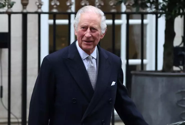 El Rey Carlos fue hospitalizado brevemente tras efectos secundarios de su tratamiento contra el cáncer.