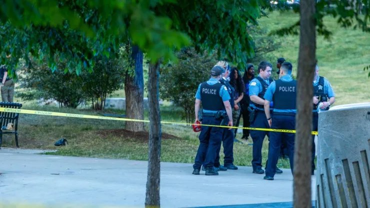 Unos policías se reúnen junto a una escena del crimen en una zona de Illinois.