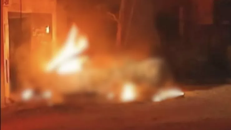 Imágenes del automóvil incendiado comenzaron a circular en redes sociales