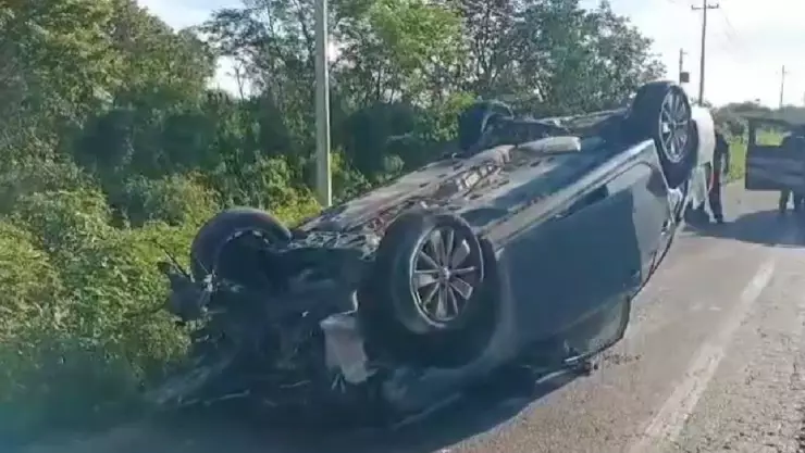 Extranjero vuelca en la Mérida-Motul tras perder el control del volante