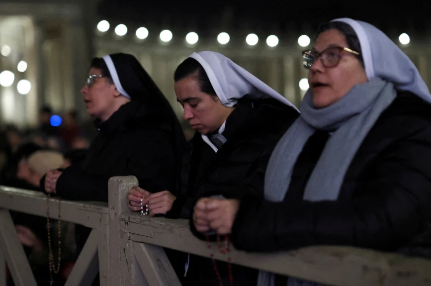 Así se reúnen a orar por la salud del papa Francisco.