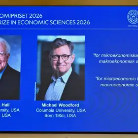 Robert E. Hall y Michael Woodford, premio Nobel de Economía.