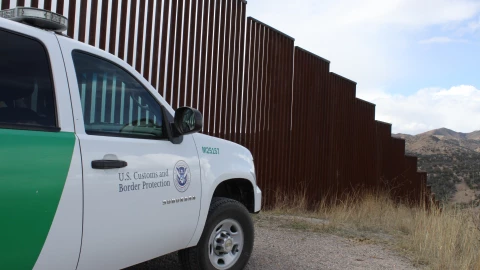 Vehículo de la CBP delante de la frontera