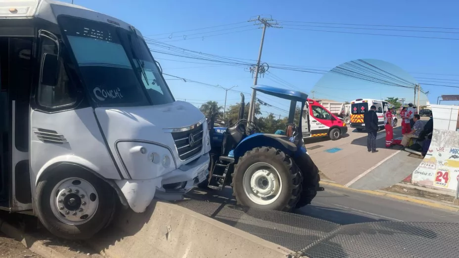 Choca camión urbano contra tráiler en Mazatlán..jpg