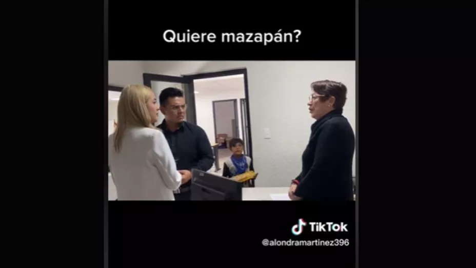 Niño interrumpe boda para vender mazapán