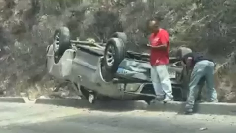 Camioneta vuelca en curva de Playas de Tijuana hoy 10 de julio; reportan tráfico intenso