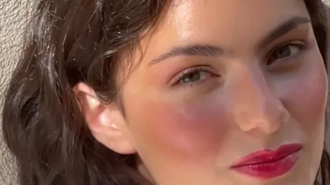 El maquillaje strawberry tiene al rubor rojizo como protagonista del look