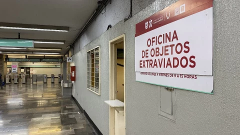 Los objetos extraviados por los usuarios del Metro CDMX llegan a la Oficina de Objetos Extraviados en la estación Candelaria de la Línea 4.