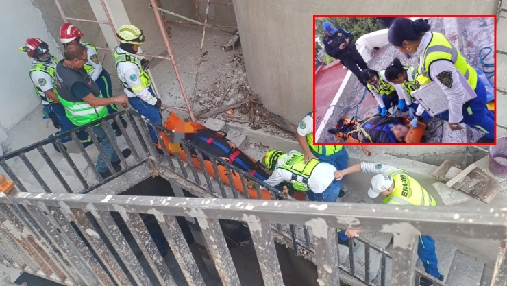 Paramédicos rescataron a un párroco que cayó en la azotea de una iglesia en CDMX.