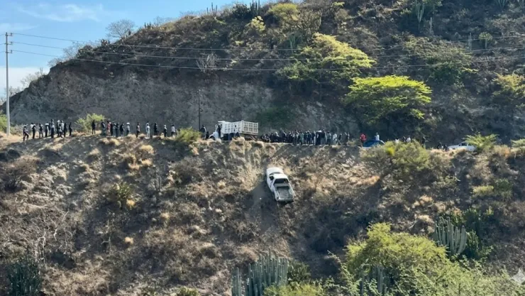 Camioneta terminó al fondo de barranco tras accidente sobre la carretera Coxcatlán–Pala en Puebla hoy; reportan varios lesionados