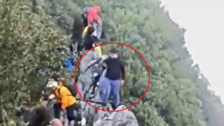 Montaña Huaying China.jpg