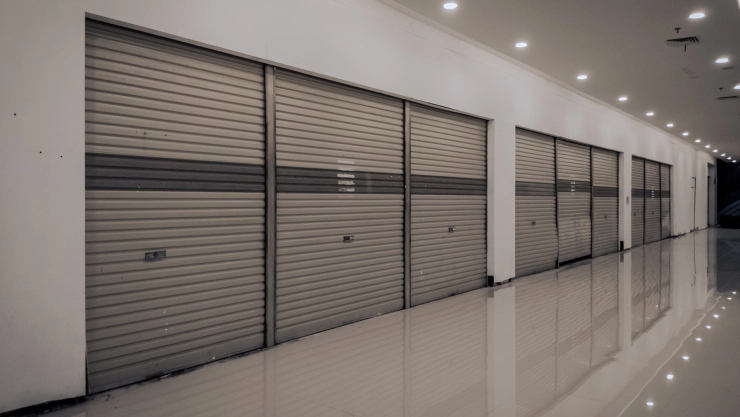 Tiendas cerradas en un centro comercial