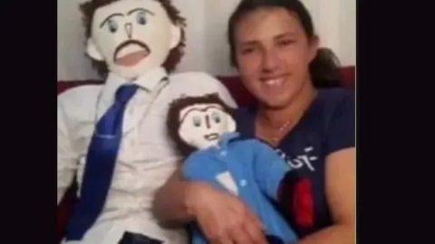 Mujer se casa con un muñeco de trapo