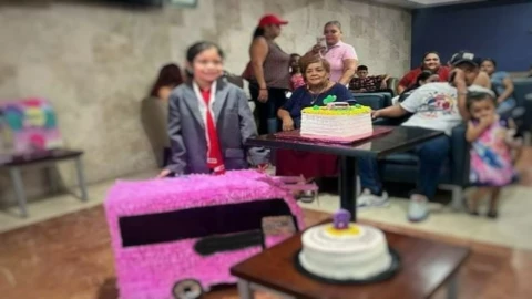 Niña celebra su cumpleaños con temática de autobuses en Coatzacoalcos