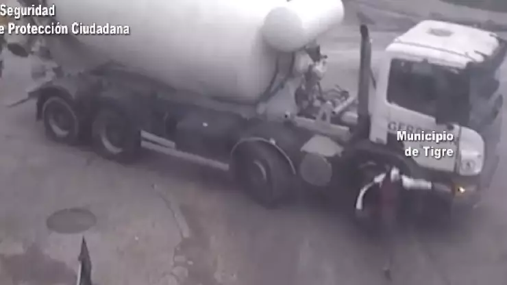 IMÁGENES FUERTES: Joven quiso cruzar la calle y queda atorado en llanta del camión de carga; así lo captaron (+VIDEO)