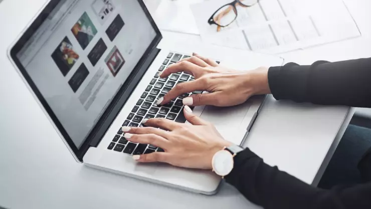 una mujer trabaja desde la comodidad de su hogar