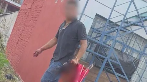 Captan a hombre sosteniendo una cabeza decapitada en la calle en Coatepec, Veracruz (1).png