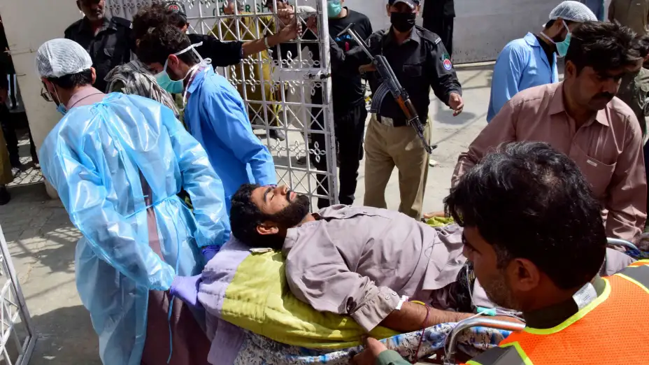 Herido por la explosión de una bomba, en Quetta, Pakistán.