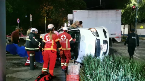Auto vuelca en zona Centro, tras chocar contra un taxi de la CDMX