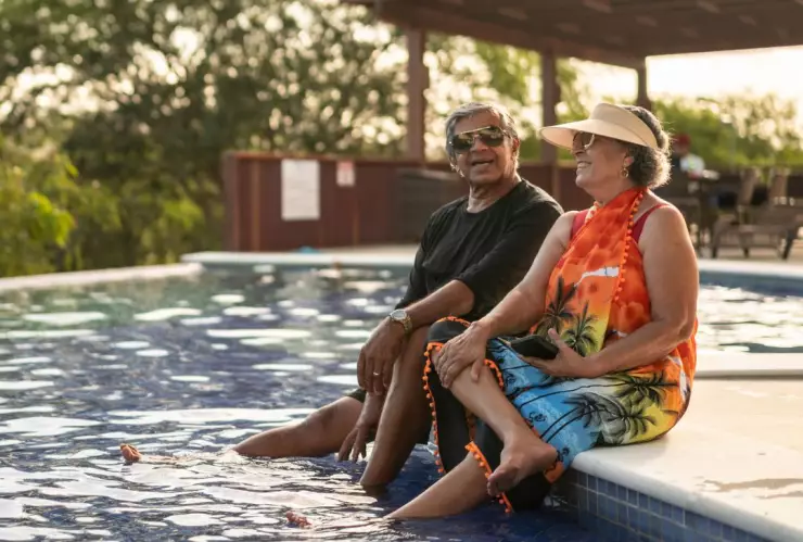 adultos mayores en la orilla de una alberca