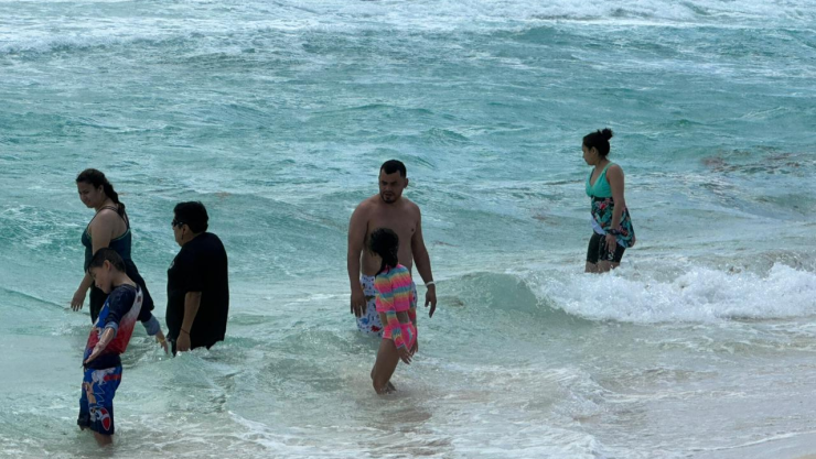 Fotos Sin importar evento surada, turistas y locales disfrutan de Playa delfines
