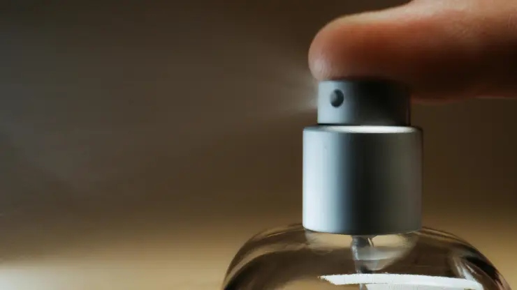 Así puedes hacer que tu perfume dure todo el día, según expertos