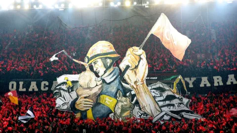 Aficion del Trabzonspor rinde homenaje a Proteo en Europa League