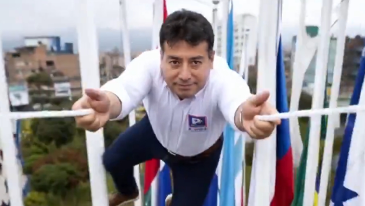 Richard Soria, alcalde del El Agustino, presume sus obras como Spider-Man