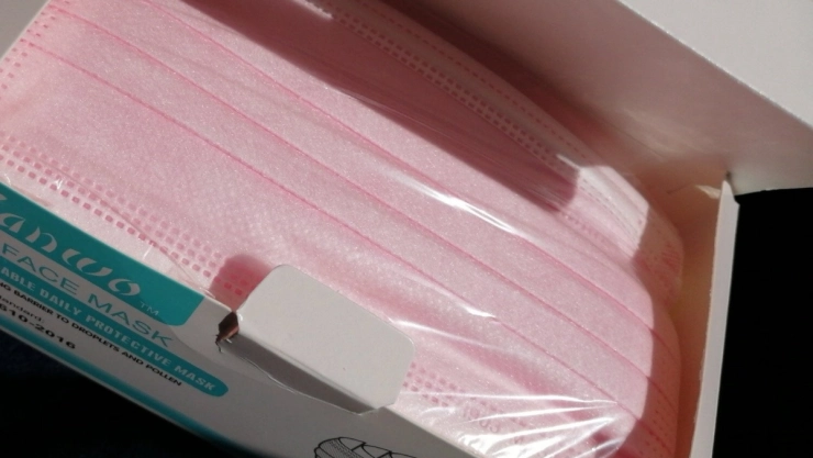 cubrebocas rosas policia italia