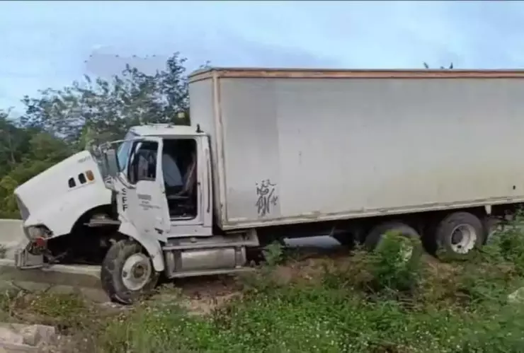 ¡Precaución! Se registra fuerte ACCIDENTE de tráiler en la carretera Mérida-Peto