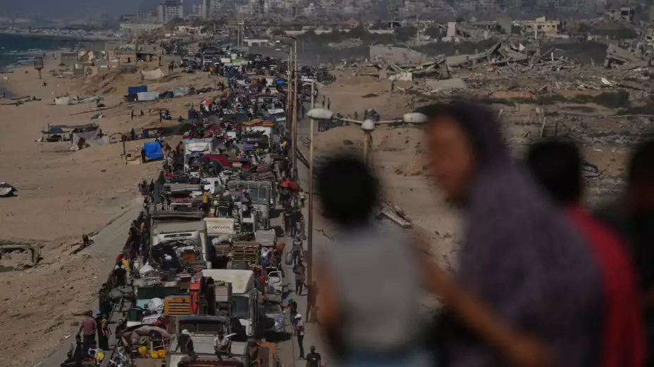 Palestinos desplazados huyen en auto y a pie del norte de la Franja de Gaza.