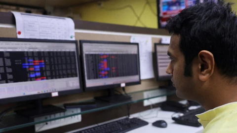 Usuario en uso de computadoras.png