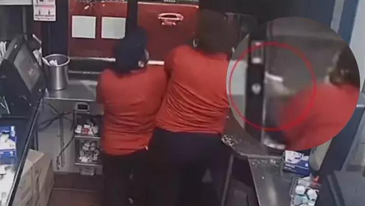 Empleado apunta a un cliente enfadado por fallas de orden; video se viraliza en redes.jpg