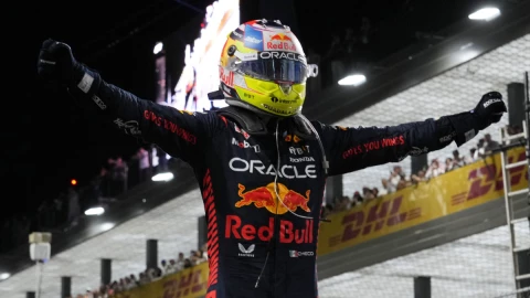 Checo Pérez celebra al ganar el Gran Premio de Arabia Saudita