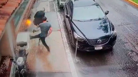 ¡Cobarde agresión Contra un abuelito! Hombre patea a aun adulto mayor que caminaba por la calle