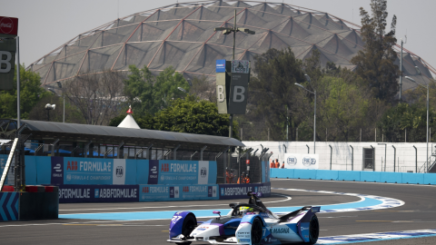 El Neozelandés, Mitch Evans se mantuvo a la cabeza después de 45 minutos de carrera durante el E-Prix de la Fórmula E 2020.