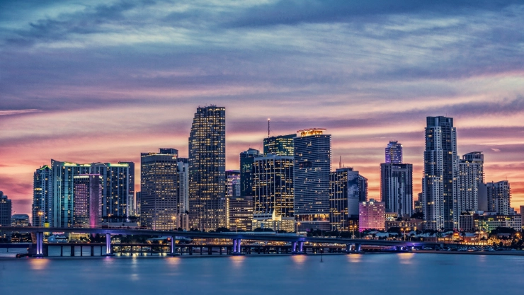 una vista de su icónico skyline en un hermoso atardecer