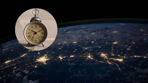 Imagen de la Tierra desde el espacio y de un reloj despertador de manecillas.