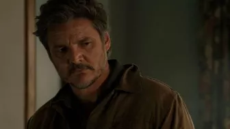 La serie presenta a Pedro Pascal como Joel. Se exploran más sus traumas y su vulnerabilidad, especialmente a través de sus ataques de pánico, ofreciendo una visión más profunda de su personaje.