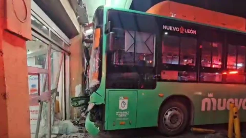 12 personas resultaron heridas tras el fuerte choque de un camión contra una farmacia en el centro de Monterrey; conoce los detallles del accidente. En la imagen se observa como el autobús terminó por impactar la entrada de la droguería.