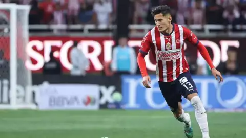 ¿A la venta? Chivas le pone precio al Chiquete para su salida a Europa