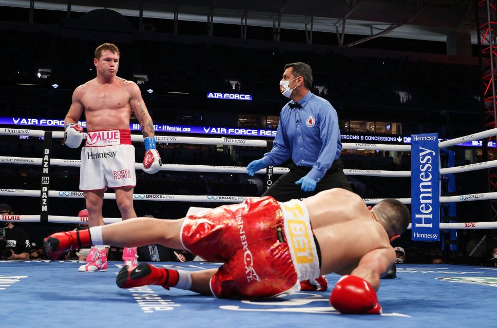 Canelo Álvarez noquea a Avni Yildirim