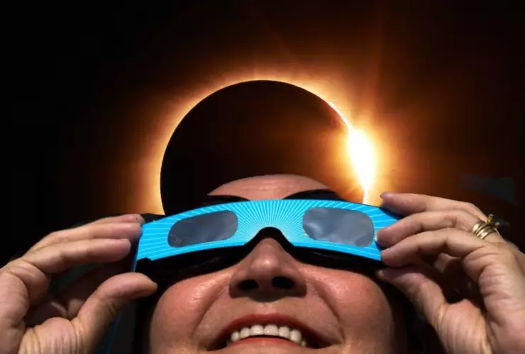 Cómo hacer tus propios LENTES para ver el ECLIPSE SOLAR este 14 Octubre; según la NASA.jpg