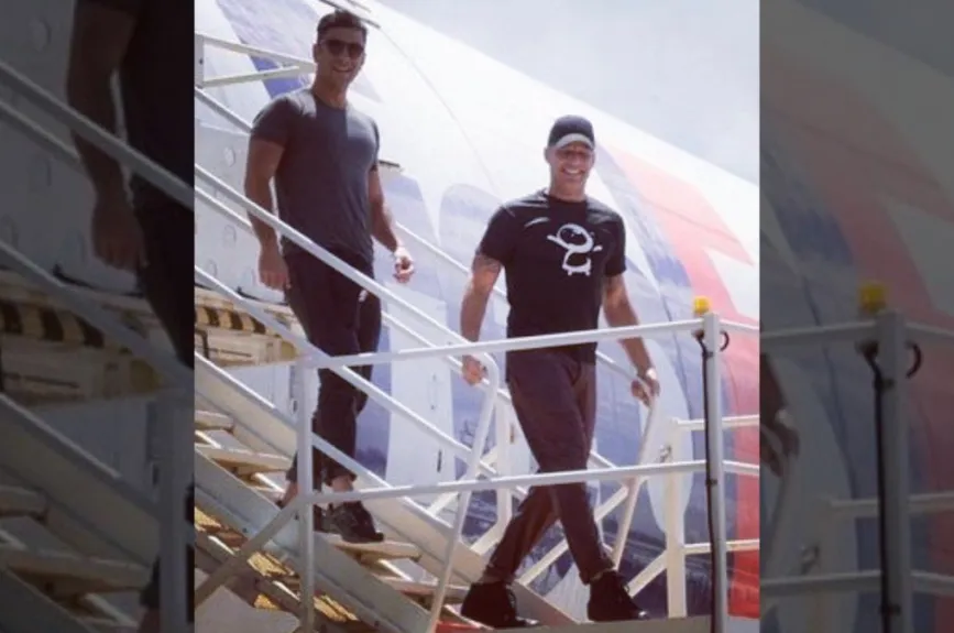 Ricky Martin y su pareja bajando del avión.jpg