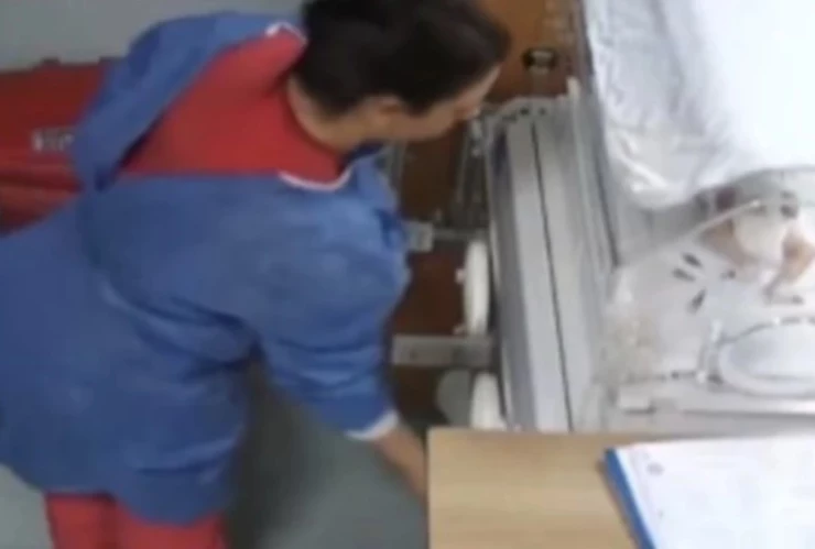 golpea violentamente a una recién nacida