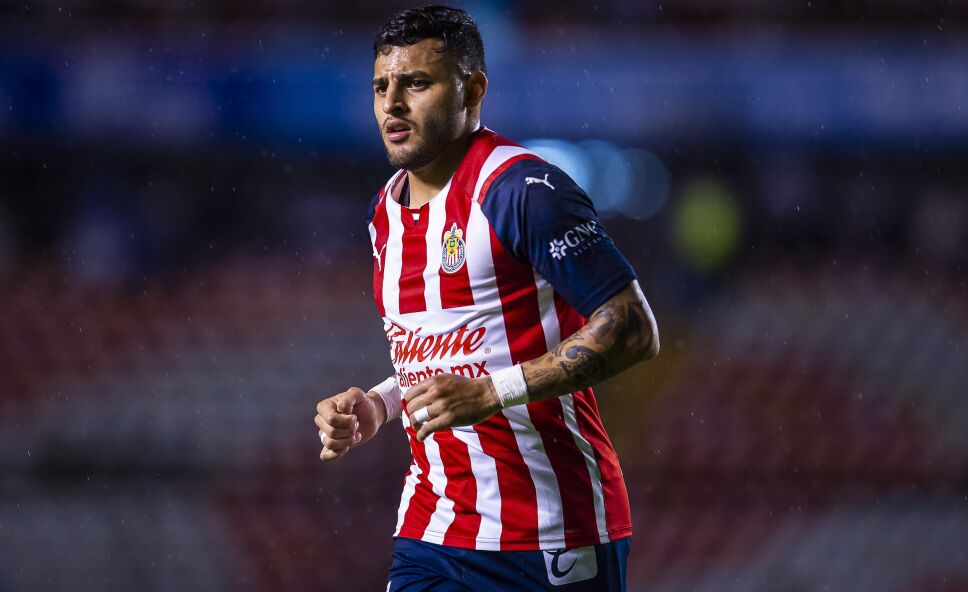 Alexis Vega recibió unos cacahuates de regalo de un aficionado.