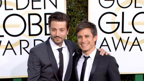 Diego Luna y Gael García presentan premio en los Emmys en español; así fue el momento